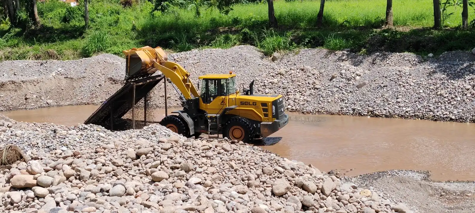Excavadora de Bulcar Tech realizando movimiento de tierras